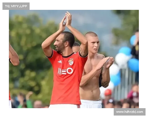 曼联新赛季备战 阿莫林采用强硬手段锤炼球队凝聚力 曼联新赛季备战 阿莫林采用强硬手段锤炼球队凝聚力